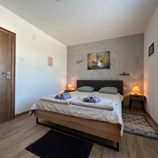 Lola hill house - - 1