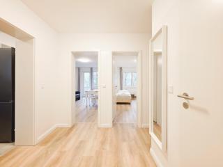 RAJ Living - Monteurwohnung - 2 Schlafzimmer - Wohnzimmer - Küche - Balkon - Waschmaschine - 25 Min zur Messe DUS - Heiligenhaus - 2