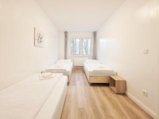 RAJ Living - Monteurwohnung - 2 Schlafzimmer - Wohnzimmer - Küche - Balkon - Waschmaschine - 25 Min zur Messe DUS - Heiligenhaus - 6
