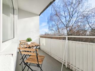 RAJ Living - Monteurwohnung - 2 Schlafzimmer - Wohnzimmer - Küche - Balkon - Waschmaschine - 25 Min zur Messe DUS - Heiligenhaus - 4