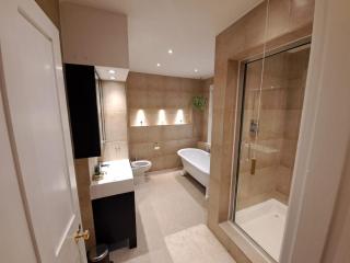 Charming Town Centre 2 Bed House - 2