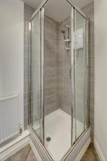 2-BR Apartment, En-suite, Allocated Parking, next to Playground - 4