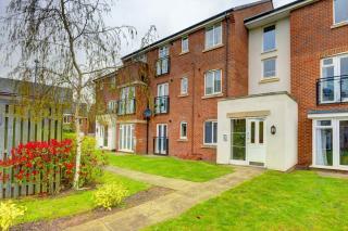 2-BR Apartment, En-suite, Allocated Parking, next to Playground - 1