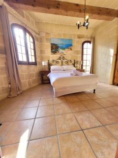 UNDER NEW MANAGEMENT! Sant Antnin Luxurious Farmhouse Villa With Pool Sannat Near Victoria Gozo Family Friends Couples Views Balcony Roof Terrace Romantic Getaway - Munxar - 5