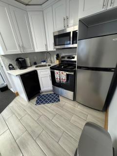 Cozy Nook 1 Bedroom 2nd Floor Apt - 2