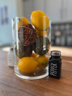 Skyline Retreat Spacious Elegance Queen Suite 3 City Views - 1