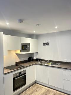 2 Bedroom Apartment with City View - Birmingham - 9