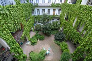 A Lovley newly decorated fully equipped apartment walking distance to the City Park where you will find the world famous Szechenyi thermal bath spa, Museums , and the Capital Circus , AC, smart TV, high speed internet - Budapest - 7