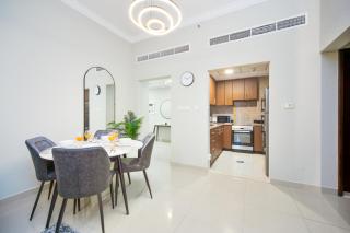 1BR Stunning Canal & Burj view, Luxury Stay at Fairview Residency - 6