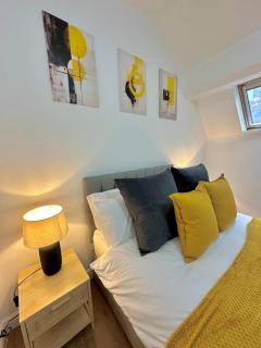 Stylish Old Trafford 2BR Apartment, FREE Parking, Near Stadium & City Centre - Manchester - 3