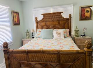 5 min to Beach Large Living Room Fenced Backyard BBQ Firepit Driveway Boat Parking - Lake Worth - 9