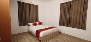Airport villa - - 8