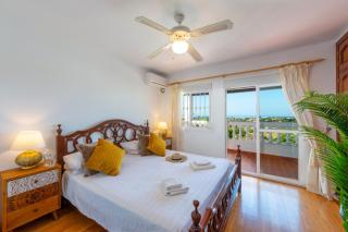 Villa Holivista Elegant 4-Bedroom Spanish Villa in Estepona - 2