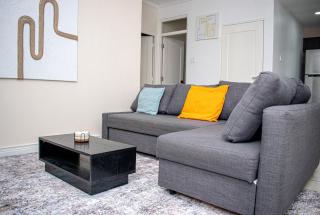 The Soul of Kingston Chic 2BR Condo with Pool and GYM - Kingston - 0
