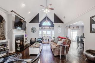 Whimsical Lake House - Claremore - 6