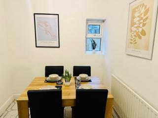 Chic 4 Bedroom House - Sleeps 8 - Near City Hospital, QMC & Nottingham Centre with Great Transport Links - Nottingham - 2