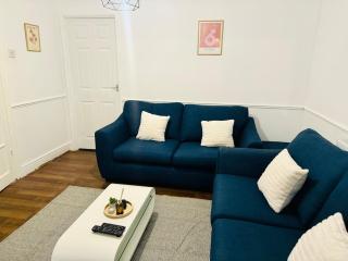 Modern 4-Bedrooms House - Near City Centre - QMC - Arnold Market - Sleeps 8 - 3
