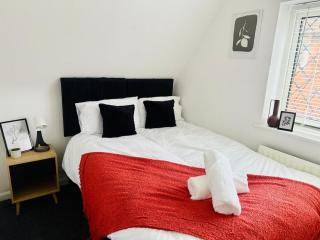 Chic 4 Bedroom House - Sleeps 8 - Near City Hospital, QMC & Nottingham Centre with Great Transport Links - Nottingham - 9