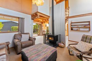 Lakefront Cottage - Lake Taupo Holiday Home - 8