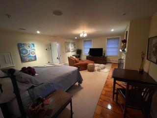 The Historic Jesse Buel Farmhouse w Heated Pool - Albany - 9