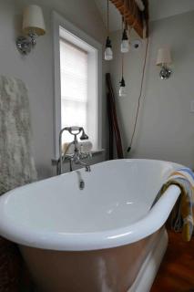 The Historic Jesse Buel Farmhouse w Heated Pool - Albany - 7