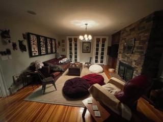 The Historic Jesse Buel Farmhouse w Heated Pool - Albany - 1