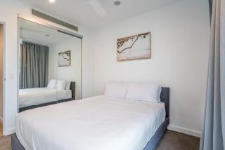 1-Bedroom Apartment with Pool, Sauna, and Parking in South Brisbane - 5