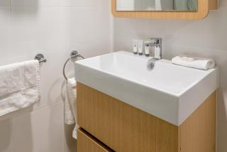 1-Bedroom Apartment with Pool, Sauna, and Parking in South Brisbane - 2