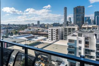 1-Bedroom Apartment with Pool, Sauna, and Parking in South Brisbane - 8