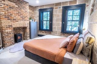 Stone house with pool table - Sydney - 6