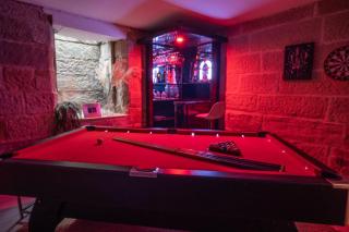 Stone house with pool table - Sydney - 1