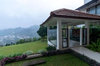 Family Only Large Backyard Villa - De Reiz Kencana Syariah 4BR - Ciburial - 9