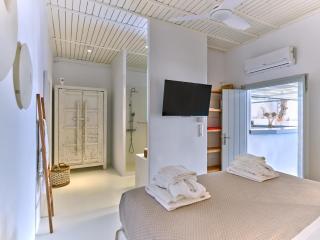 Beachhouse Small Santa Maria by Naoussa Direct Beach Access - Santa Maria - 1