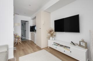 Modern Nomads Classic Modern 1BR Walk to Marvel & QV Market - 9