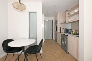 Imra - 1 Bed Hideaway in High-Rise with City Views - 2