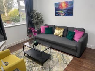 Spacious and Bright 2 Bedroom Ground Floor Apartment 5 min walk from town centre with Free Parking Business and Leisure by Jesswood Properties - Hinckley - 0