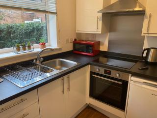 Spacious and Bright 2 Bedroom Ground Floor Apartment 5 min walk from town centre with Free Parking Business and Leisure by Jesswood Properties - 7