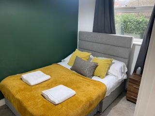Spacious and Bright 2 Bedroom Ground Floor Apartment 5 min walk from town centre with Free Parking Business and Leisure by Jesswood Properties - Hinckley - 3