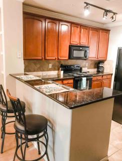 2 Bedroom Pool View Balcony Condo Close to Disney - 4