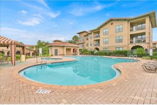 2 Bedroom Pool View Balcony Condo Close to Disney - 9