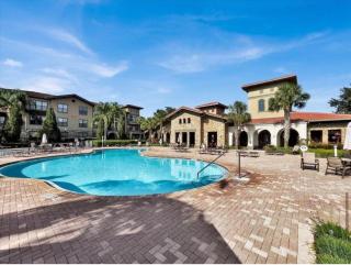 2 Bedroom Pool View Balcony Condo Close to Disney - 8