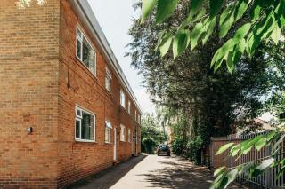 Spacious and Bright 2 Bedroom Ground Floor Apartment 5 min walk from town centre with Free Parking Business and Leisure by Jesswood Properties - Hinckley - 1