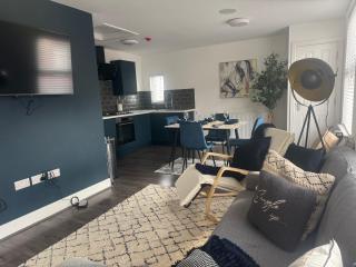 NEW Duplex Liverpool Apartment, free on street parking, TV to all rooms, sound system, laundry - Liverpool - 5