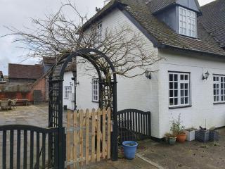 Dares Farmhouse - Farnham - 4