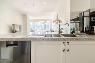 Stunning Darling Harbour View Apartment & Parking - 2