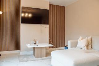 Modern 1-Bed House with Parking Near Kirkstall - Horsforth - 0