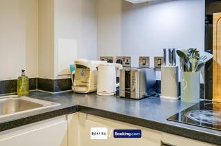 2 Bedroom Apt By Capital Retreats Short Lets & Serviced Accommodation London With Balcony, Free WiFi - Colindale - 4