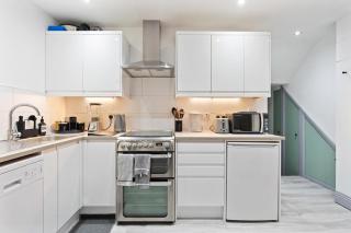 Cozy and Quiet Central 2 minutes walk from Main Street flat w Garden - Londra - 9