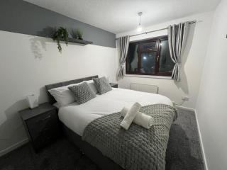 Newly Refurbed 3 Bed House With Football Table in Smethwick - Birmingham - 4