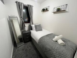 Newly Refurbed 3 Bed House With Football Table in Smethwick - Birmingham - 2